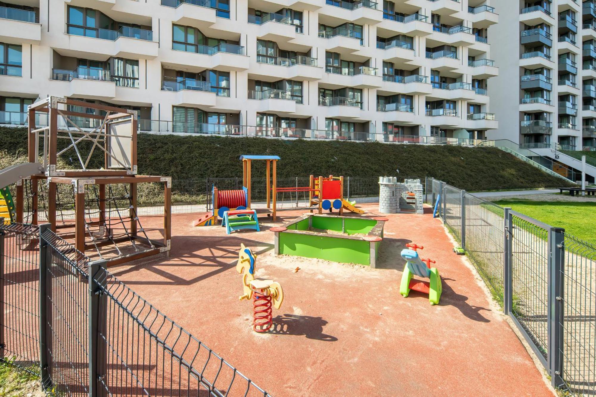 With Balcony And Parking By Renters
