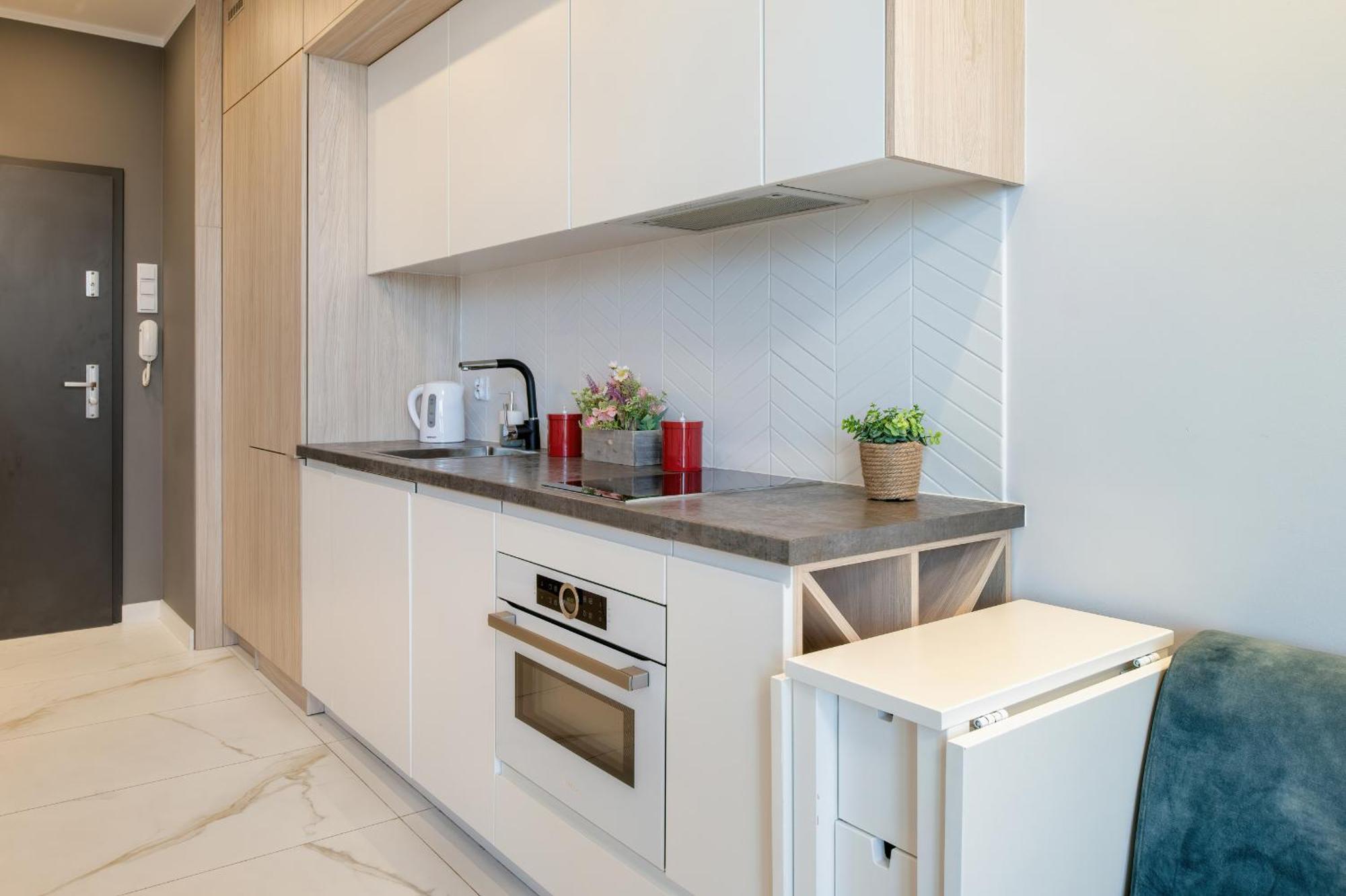 With Balcony And Parking By Renters Apartment *