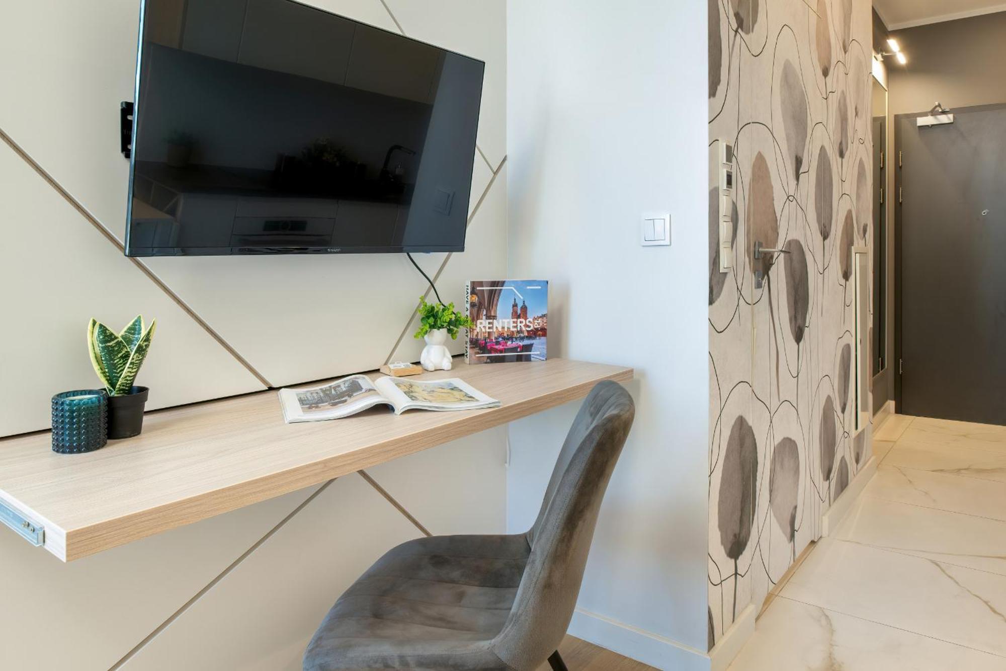 With Balcony And Parking By Renters *