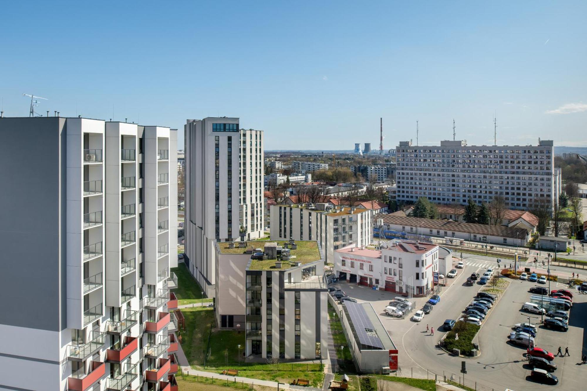 With Balcony And Parking By Renters Apartment *